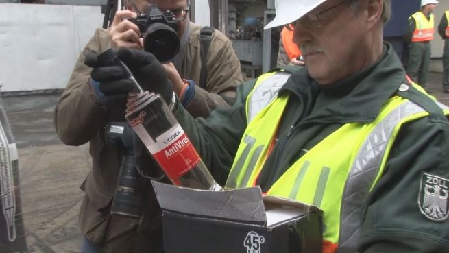 go to Weg mit der Plörre: Zoll vernichtet 8.000 Liter Wodka