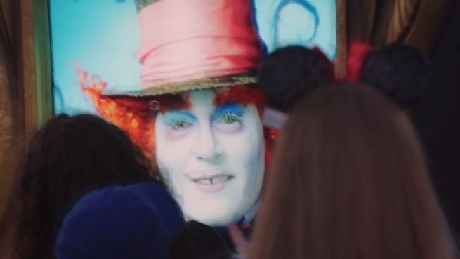 go to Mad Hatter: Depp als lebendige Display-Figur