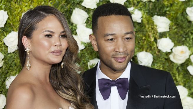 go to Comic-Doppelgänger: Chrissy Teigen macht sich über John lustig