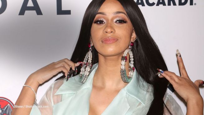 go to Augenringe-Alarm: Cardi B kämpft mit dem Mama-Modus