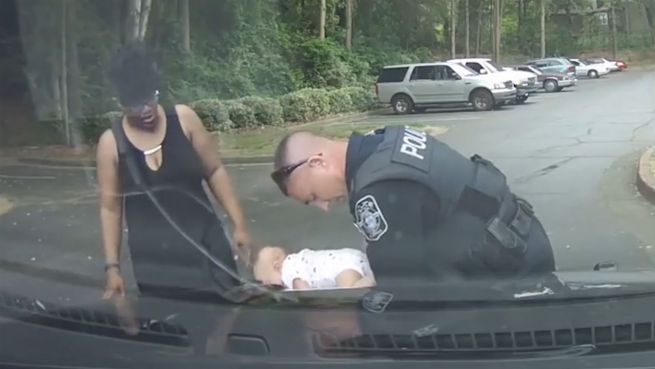 go to In letzter Sekunde: Polizist rettet Baby das Leben